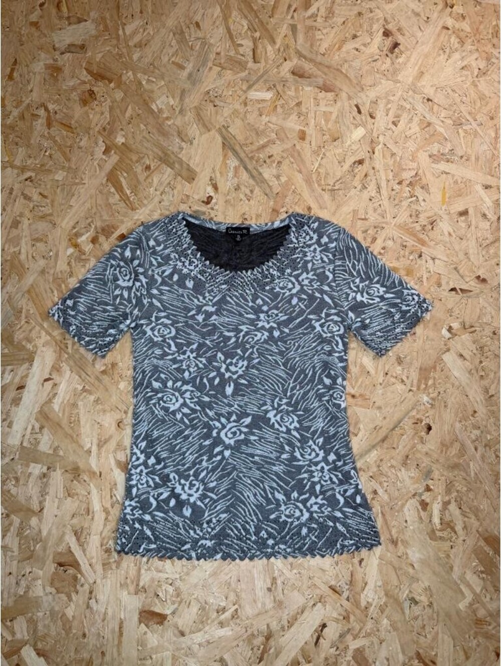Chances R Womens Small Gray Floral Knit Top Short Sleeve Scalloped Trim Studded